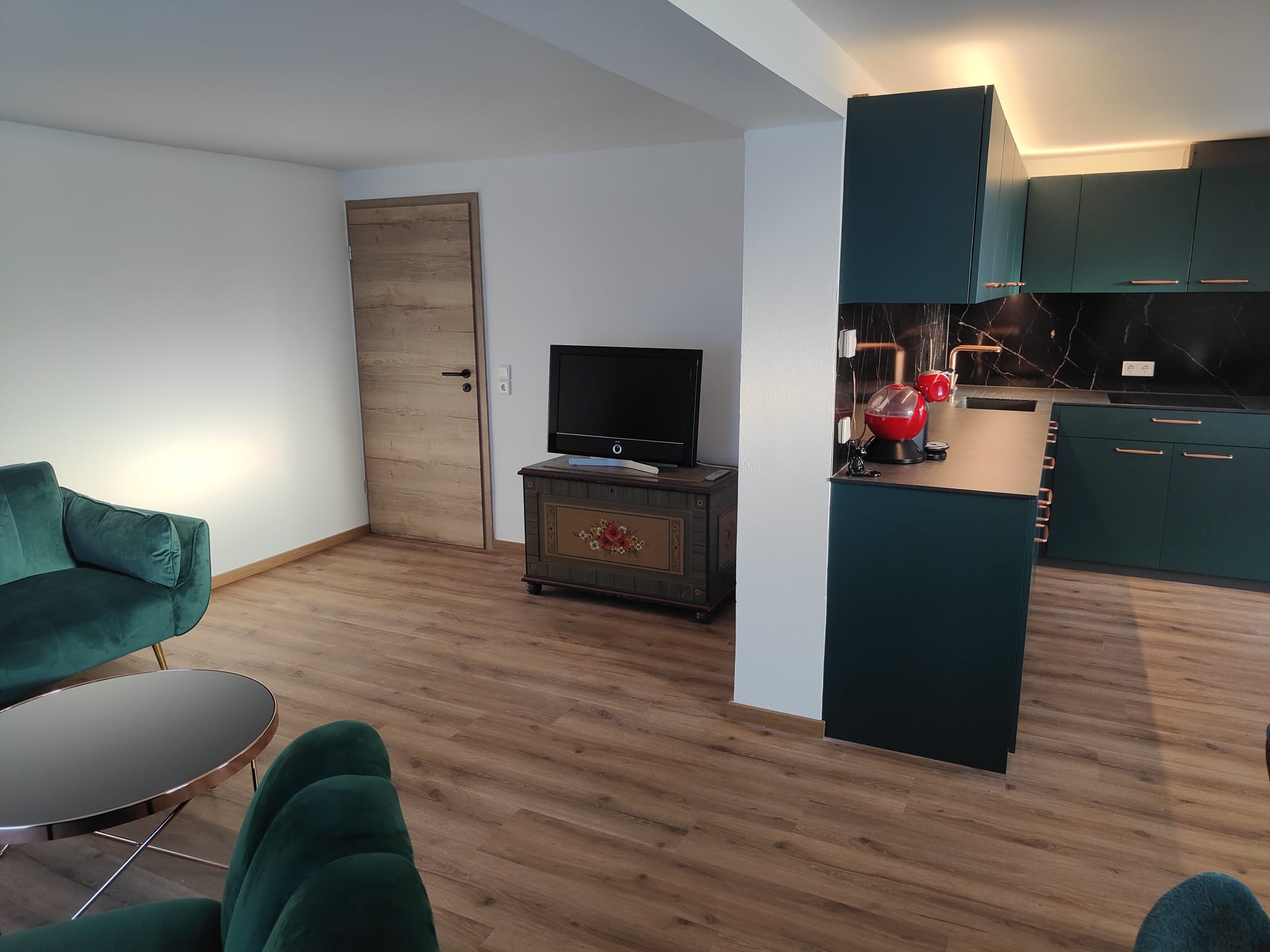 Blick von Küche zum Wohnzimmer